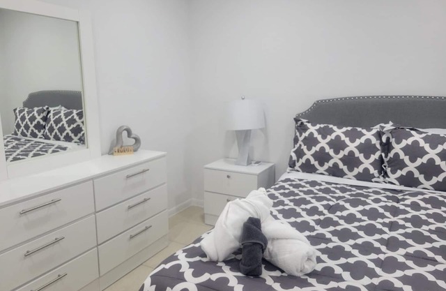 1 BR Apt. Awesome Location. Near FLL Beach and Las Olas