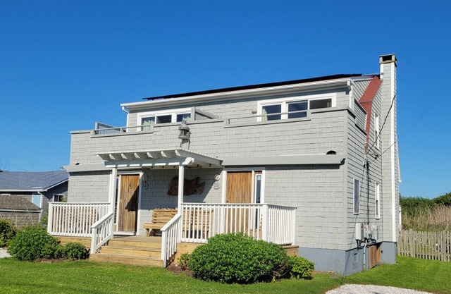 1 BR beach townhouse, 1 block from Ocean!