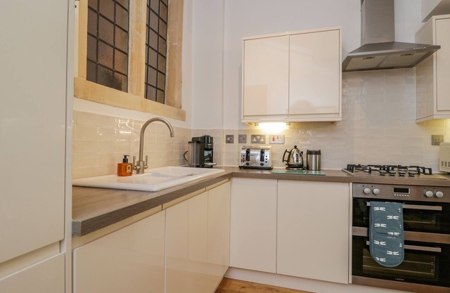 1 COUNTESS CHAPEL, romantic, character holiday cottage in Bath