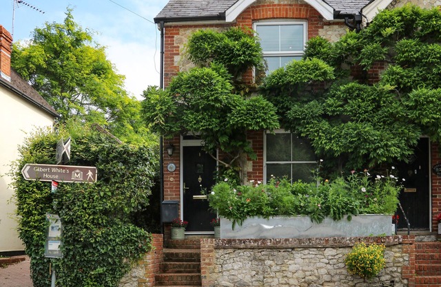 1 FORESTERS REST, romantic, with a garden in Selborne
