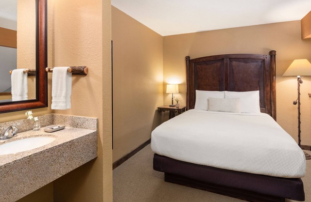1 King, 1 Queen Loft Suite With Kitchen, Access to Pool, Hot Tub, and Gym