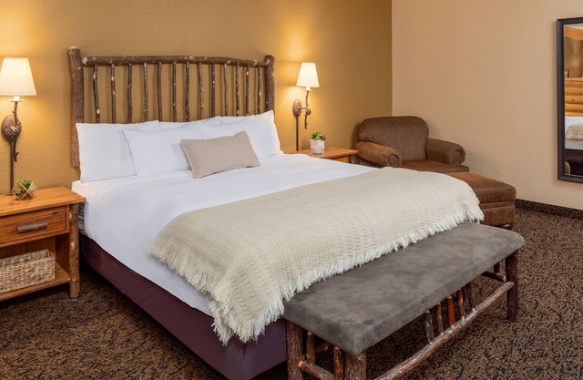 1 King Fireplace Suite With Access to Pool, Hot Tub, and Gym