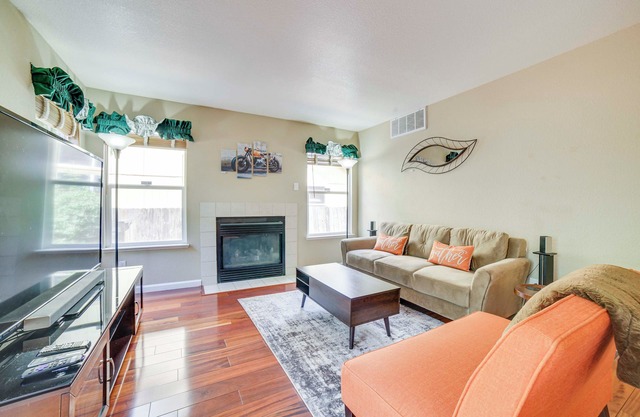 1 Mi to Downtown Reno: Spacious Home w/Deck!