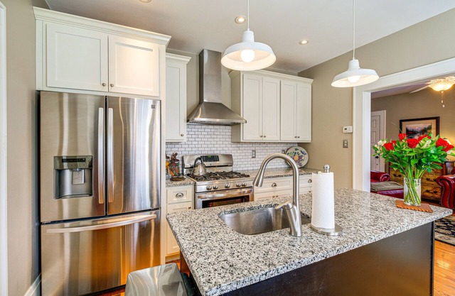 1 Mi to Dtwn: Bristol Cottage w/Hot Tub & Grill!