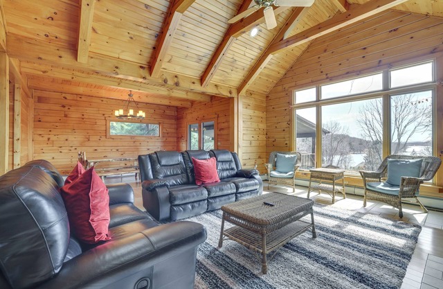 1 Mi to Lake Henry: Peaceful Poconos Cabin!