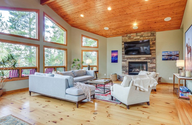 1 Mi to Ski: Breckenridge Home w/View & Hot Tub