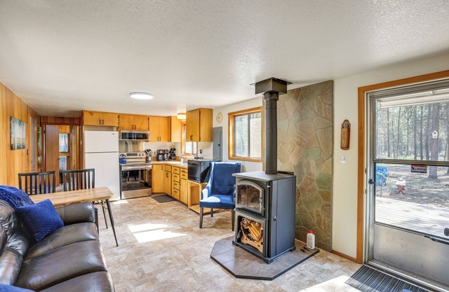 1 Mi to State Park: Peaceful La Pine Cabin w/Deck