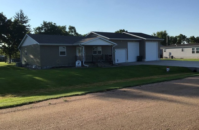 1 mile from the second largest lake in Nebraska with the best fishing & hunting