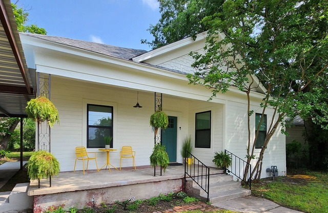 1 mile to McClane Stadium, 2 miles to Magnolia Silos, close to all things WACO
