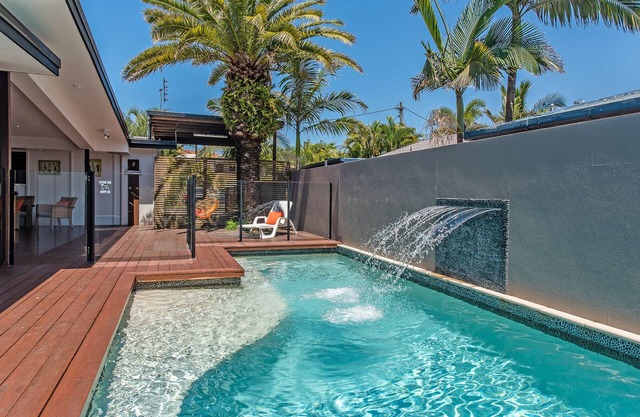 1 min walk to SLSC beach, LUXURY, Wifi, PETS, Aircon, pingpong ~ Marcoola House