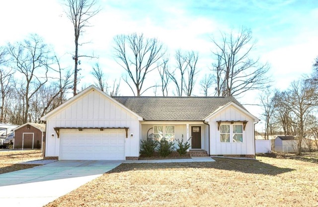 1 story fenced backyard mins from UNCC & speedway