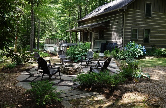 1 Sweet Seclusion -Peaceful cabin just outside of Boone with hot tub!