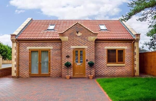 1 THE POTTERIES, pet friendly, with a garden in Darlington