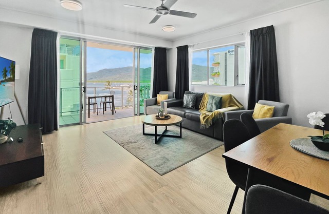'10-B' Cairns Harbour Apartment ~ 2BR 2Bth Pool Gym Wifi
