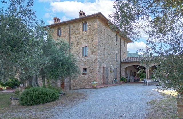 10 bedroom cottage for groups, wine/oil tasting, cooking lessons, private pool