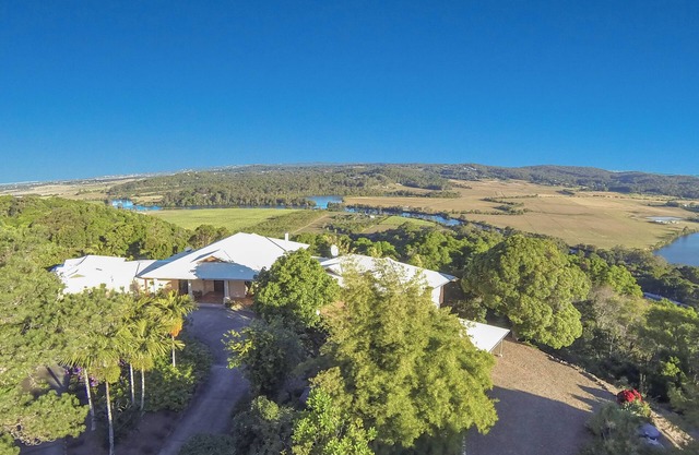 10 Bedrooms and 10 Bathrooms 15 min from the beach on The Sunshine coast.