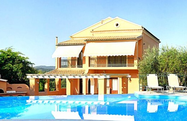 10 mins from Glyfada & Pelekas Beaches, and 20 mins from Corfu Town
