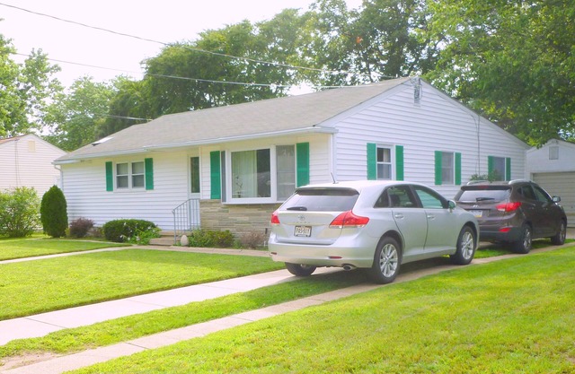 10 mins to Ocean City beach & more. 2 bdrm 2 bath, LRm, FamRm. Skylights.
