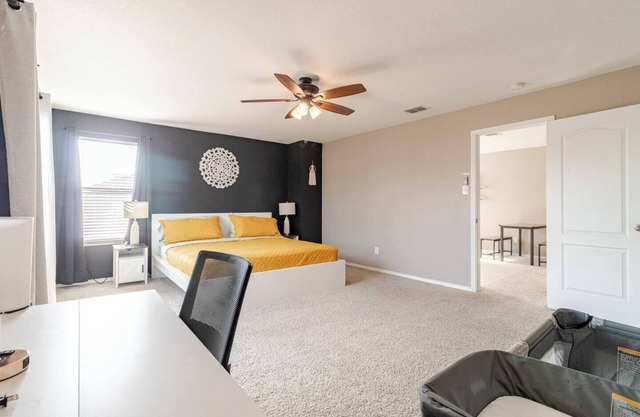 10 mins to Sea World! Lackland AFBase, Playscape ,Hammock , spacious home.