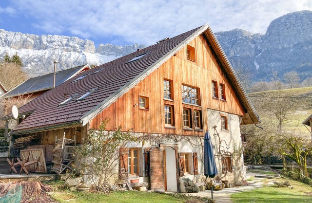 10 minutes from Lake Annecy, charming cabin-style chalet