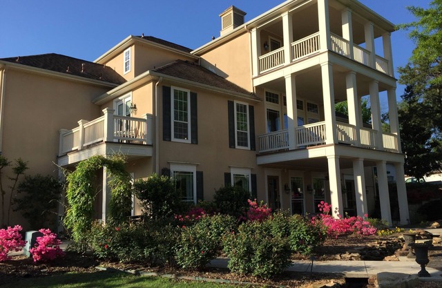 10 Minutes from Downtown Memphis - Southern Luxury in this Spacious Home