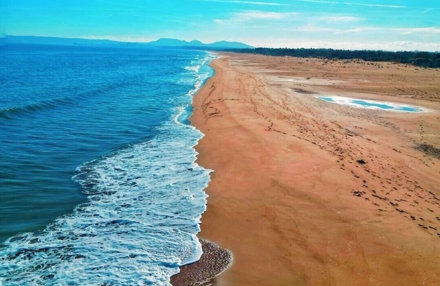 10 minutes from the beach! Ideal house with pool for families and friends.