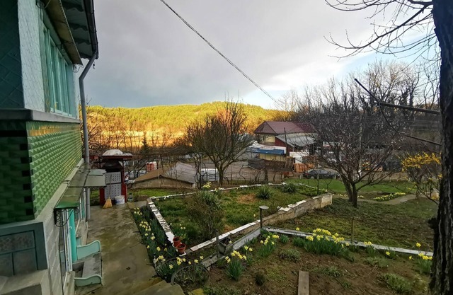 10 minutes to the Muddy Volcanoes! 5 bedrooms cozy Farmhouse pet-Friendly