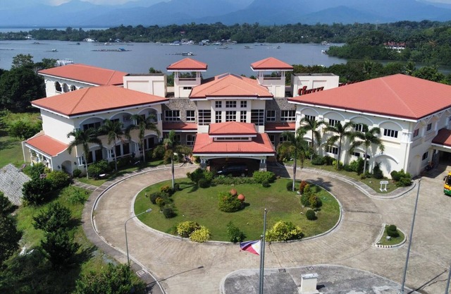 10 minutes away from the airport , and near to all tourist destination.