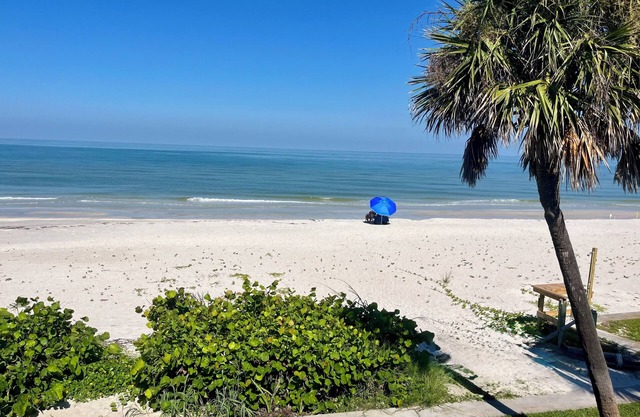 10 steps to beach, Spacious,Relaxing, Newly renovated, 2 Story townhome