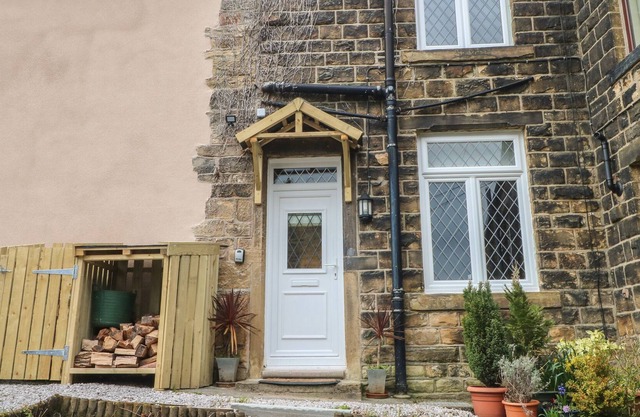 10 WEST COTTAGES, pet friendly, with open fire in Greenfield