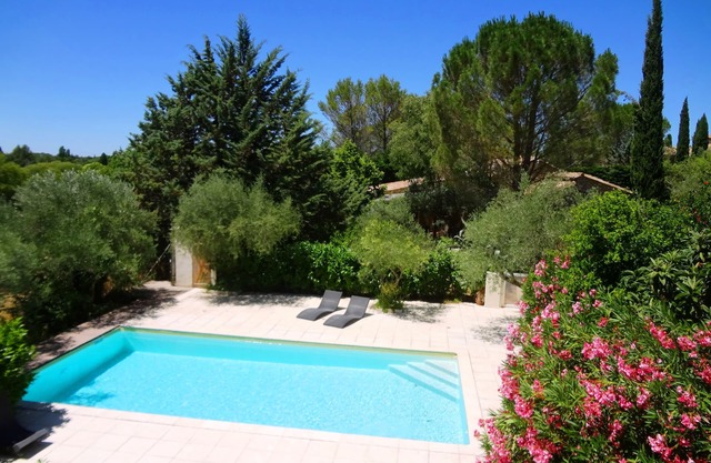 100% quiet in Uzès! Sw.-pool 10X5m, 70m² with AC+priv. terrace, WIFI, big garden