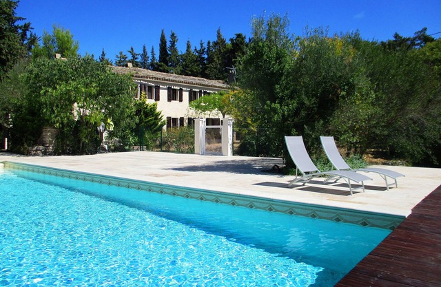 100% quiet in Uzès! Swimming-pool 12X8m, 60m²+private terrace, big garden, WIFI
