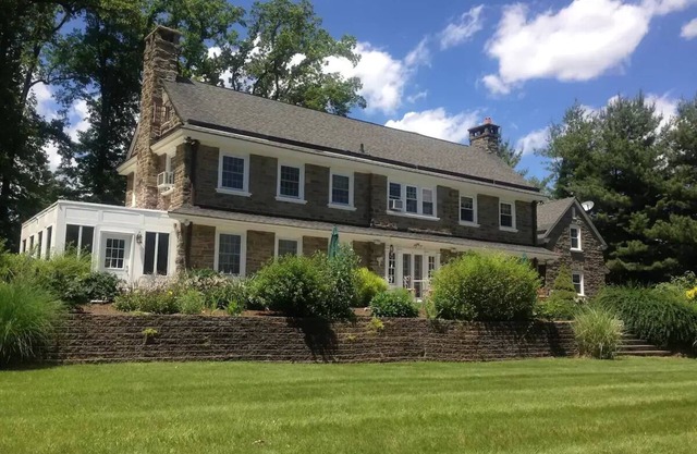 100 + yr old Georgian Manor w/character