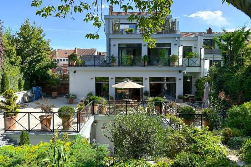 1000m2 villa with indoor pool