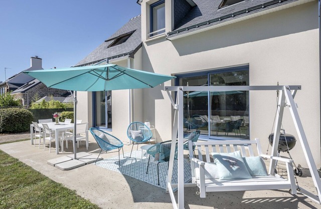 100m from the beach, house for 7, seaview