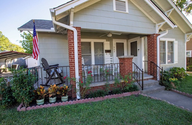 100yr home with peaceful 1940s vibe and modern amenities in historic downtown.