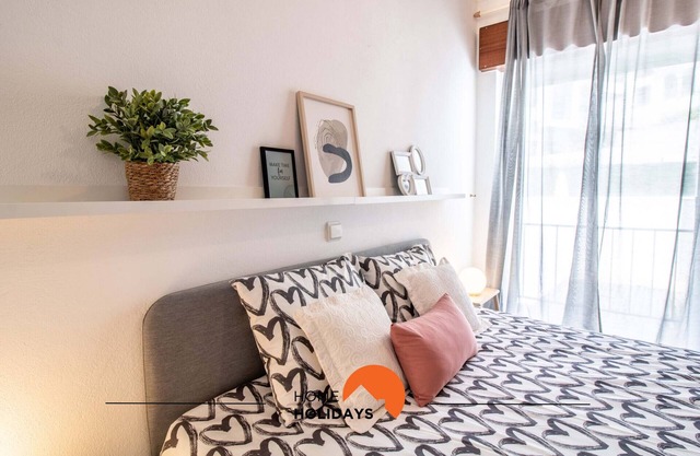 #103 Foxy V by Home Holidays