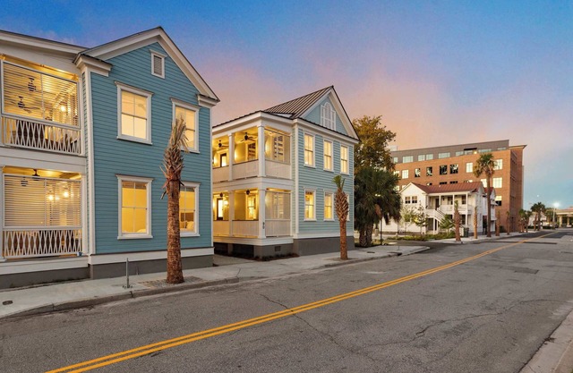 10BR/10BA Downtown Home - Steps to King St