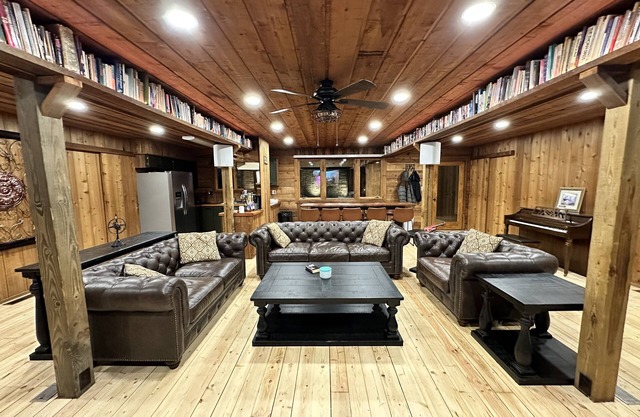 10Br Cozy Old Mill Lodge with Event hall, Sauna in Campobello sleeps 44