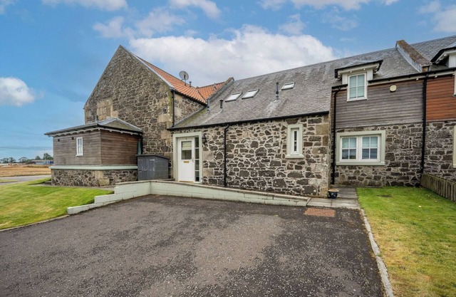 10mins to St Andrews & Dundee. 5mins to Tentsmuir Forest and beach.