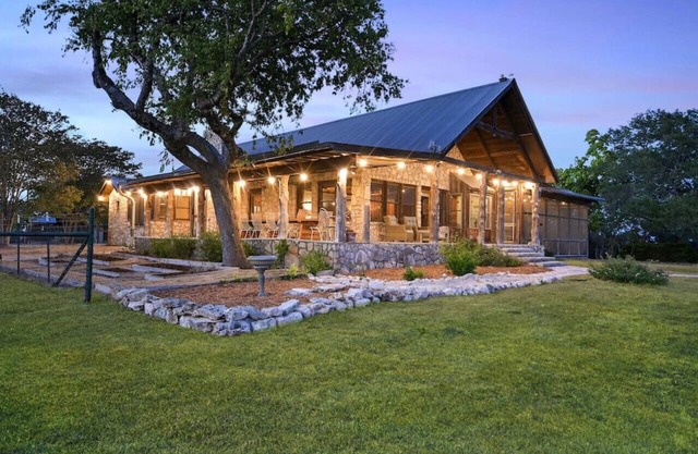 11 acre Ranch House w/incredible views! Sleeps 16