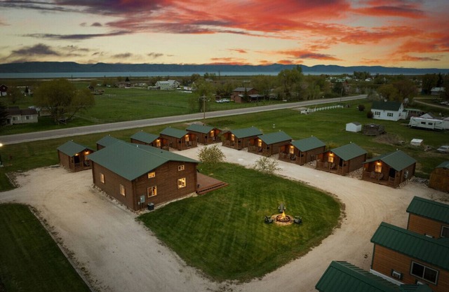 11 cabins! Hot tub! Family Reunion! Business Retreat! Sleeps 50+