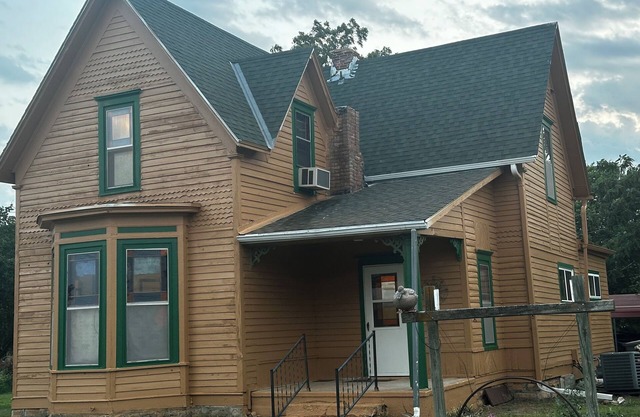 110 year old Renovated farm house in the heart of Cawcker city