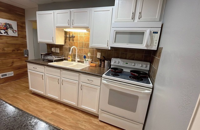 1103#201-Charming 2-bedroom apartment with AC, WiFi in brilliant Dubuque