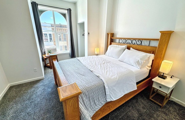 1103 #306 Modern Apartment by Farmers Market