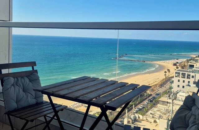 1107 Luxurious apartment with balcony and sea view.