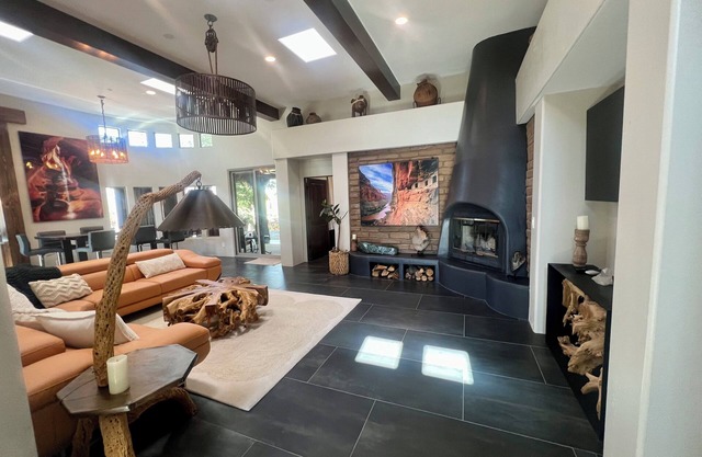 12 bedrooms Custom Home w/2 casita's, 18-hole chipping course & man-cave