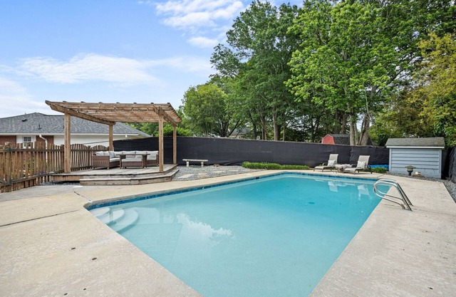 12 Minutes to Truist Park! Private Pool! 25 mins from East Cobb Baseball!