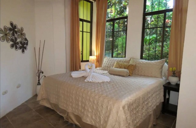 1200sq/ft 1 King 1 Queen,A/C,Wi-Fi,Pool, BBQ,Gated