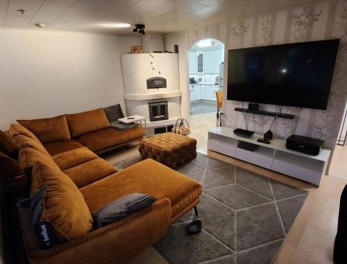 120n Villa Hietala paritalo, 1-8henkilön LUXUS majoitus, 3x160cm jenkkisängyt Löhösohvat, iso takaterassi, täyd keittiö Kodink, laatu sauna, Takka, Tv 75" x2, 2wc, autokatos, avainboxi koodilla, itsekirjaus 24h, wifi ja 500mb kuitunetti, kuivaava pesukone